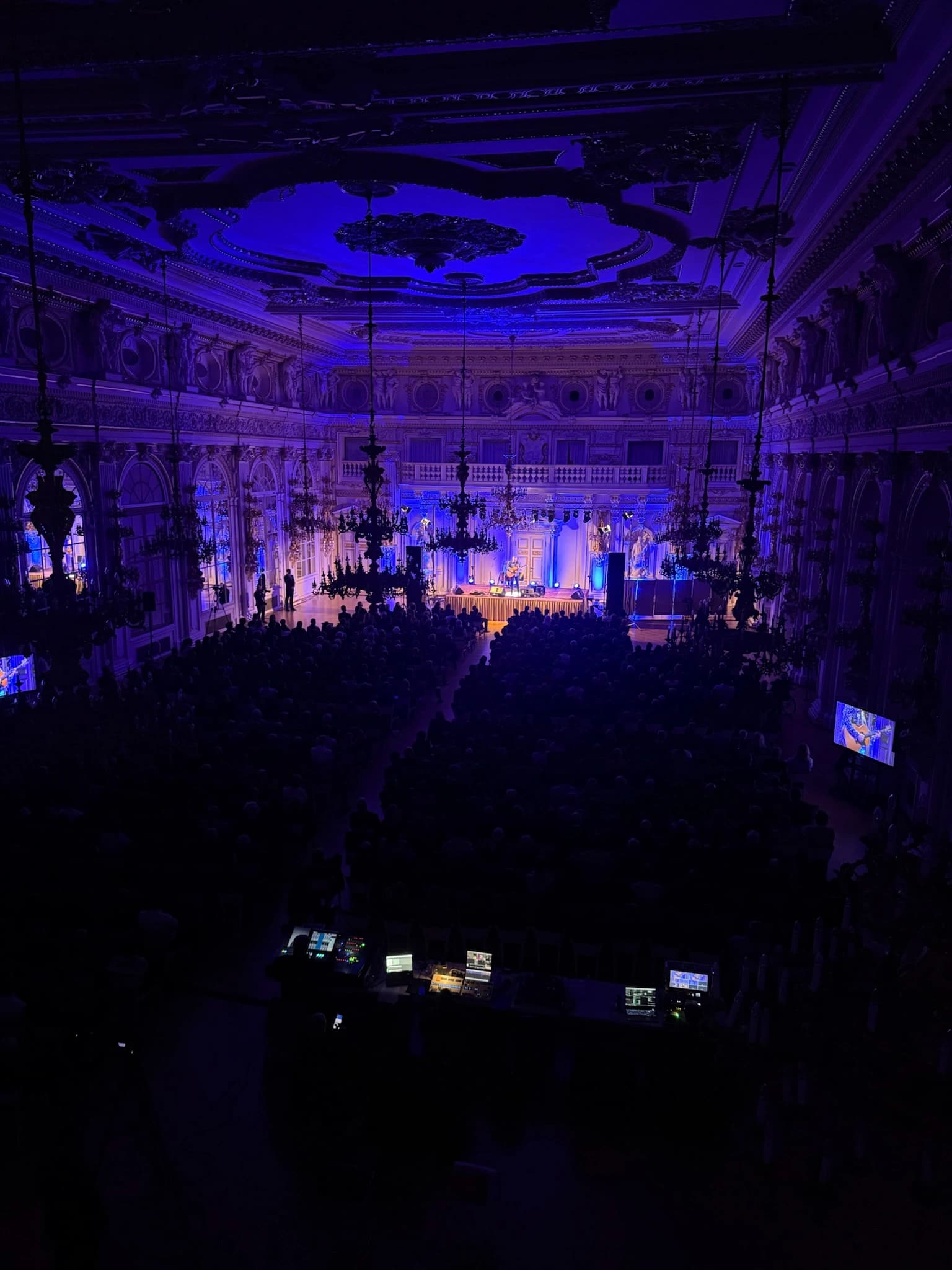 Pohled z balkonové réžie na koncert v historickém sále s lustry